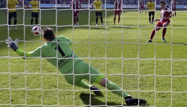 Theo Bergmann erzielte vom Elfmeterpunkt das 1:0 gegen den KFC Uerdingen