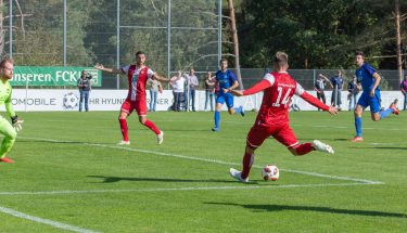 Torchance von Valdrin Mustafa im Heimspiel der U21 gegen Schott Mainz