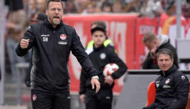 FCk-Cheftrainer Sascha Hildmann gibt energisch Anweisungen