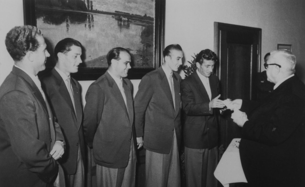 Werner Liebrich, Ottmar Walter, Werner Kohlmeyer, Horst Eckel und Fritz Walter nach dem Gewinn der WM 1954