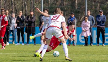 Anil Gözutok wird im Heimspiel der U19 gegen Nürnberg im Strafraum gefoult