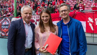 Miriam Welte erhält für ihre Verdienste für den FCK die goldene Verdienstnadel