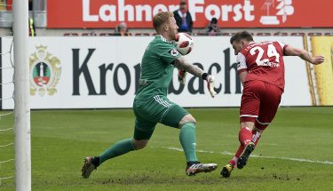 Kopfballchance von Christian Kühlwetter im Heimspiel gegen die SpVgg Unterhaching