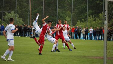 Bela Varga, Tristan Zobel und Ibrahim Karakus bei einer Ecke im Aufstiegsspiel der U17 gegen Darmstadt 98