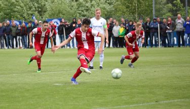 Dennis Esmaieli erzielt per Foulelfmeter das 1:0 im Aufstiegsspiel der U17 gegen Darmstadt 98