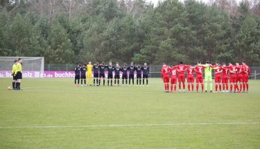 Schweigeminute vor dem Spiel der FCK-U19 gegen den FC Ingolstadt