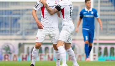 Torjubel von Torschütze André Hainault und Florian Pick nach dem 1:0 in Magdeburg