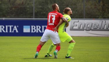 Tim Rieder im Zweikampf mit Johannes Wurtz (SV Wehen Wiesbaden)
