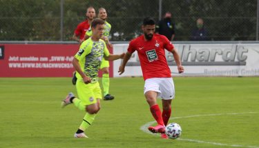 Hikmet Ciftci im Duell mit Gianluca Korte (SV Wehen Wiesbaden)
