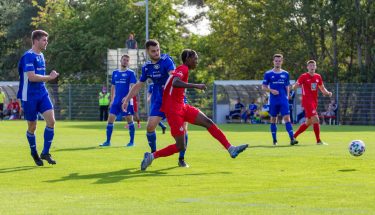Phiness Bonianga erzielt das 3:1 gegen den TSV Emmelshausen