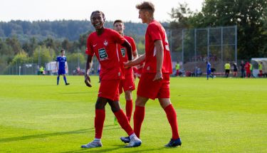 Torjubel von Phinees Bonianga und Tim Buchheister beim 4:1-Heimsieg der U21 gegen den TSV Emmelshausen
