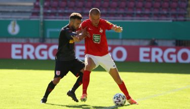 Adam Hlousek im Pokalspiel gegen Jahn Regensburg