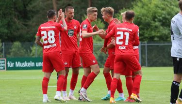 Der FCK bejubelt das Tor von Elias Huth im Testspiel gegen den SV Sandhausen