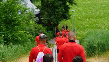 Trainingslager in Mals - Die Mannschaft auf dem Weg zum Trainingsplatz
