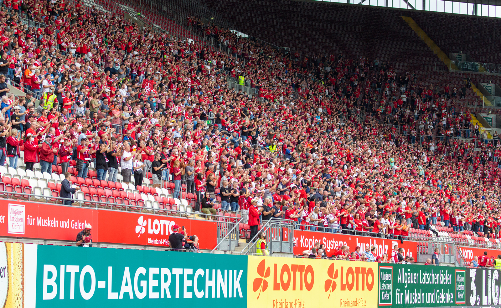 Ausnahmegenehmigung erteilt 20.000 Zuschauer gegen 1860 München zugelassen 