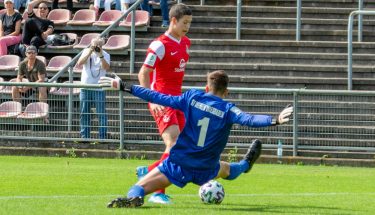 Oskar Prokopchuk erzielt das 1:0 im Spiel der U17 gegen Wehen Wiesbaden