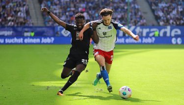 Richond Tachie vom FCK im Zweikampf mit Noah Katterbach vom Hamburger SV
