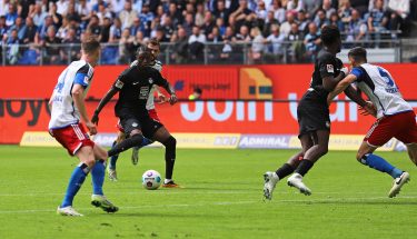 Aaron Opoku am Ball im Auswärtsspiel beim Hamburger SV