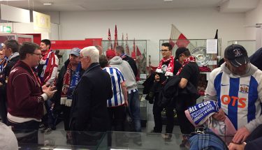 Eine Delegation des FC Kilmarnock, die sogenannten Kilies, besucht das FCK-Museum
